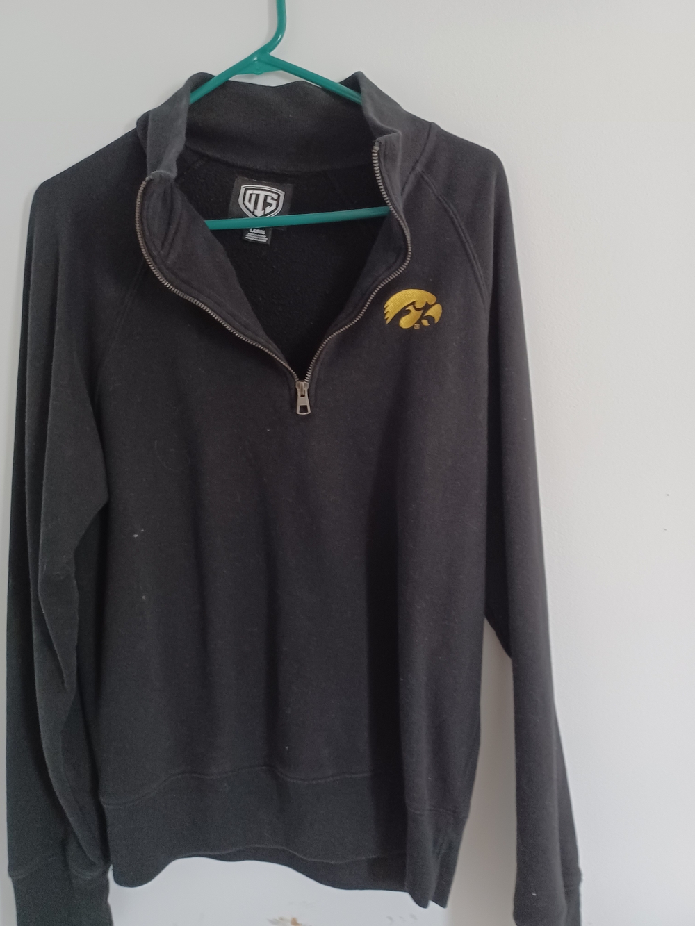 Black Men's Quarter-Zip University Of Iiwa Sweatshirt